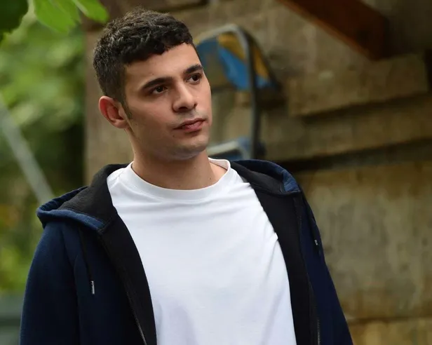 kardeslerim-dizisinin-kadiri-halit-ozgur-sari-geri-donuyor-ayriligi-kisa-surdu-kirmizi-odanin-muratiydi-eski-projesine-gecis-yapti-1639476553248.jpg Kardeşlerim dizisinin Kadir'i Halit Özgür Sarı geri dönüyor ayrılığı kısa sürdü! Kırmızı Oda'nın Murat'ıydı eski projesine geçiş yaptı-2