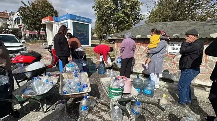 Edirne’de su kesintileri nedeniyle çeşme önlerinde kuyruk oluştu (DHA)