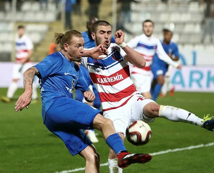 Adana Demir tek attı 3 aldı