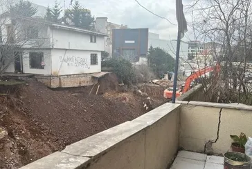 Ataşehir'de korku dolu anlar! İnşaatın istinat duvarı bitişik evin bahçesiyle birlikte çöktü