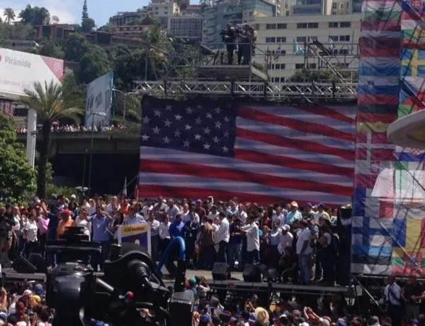 Venezuela'da Maduro muhalifleri kendi ülkesinin bayrağını indirip ABD bayrağı astı-2