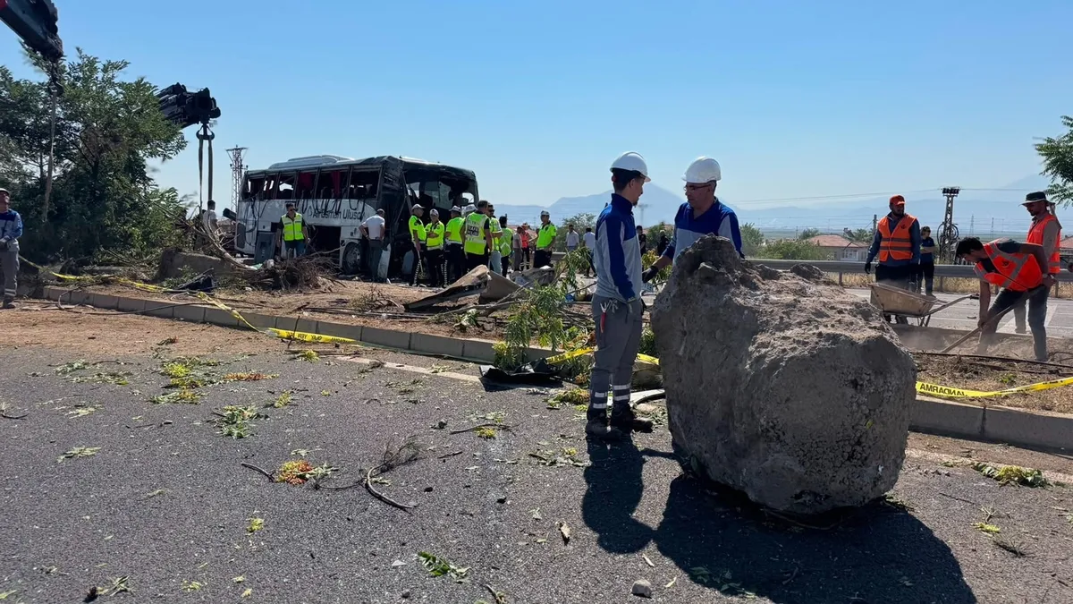Kayseri'de yolcu otobüsü devrildi: 1 kişi hayatını kaybetti 22 kişi yaralandı-3