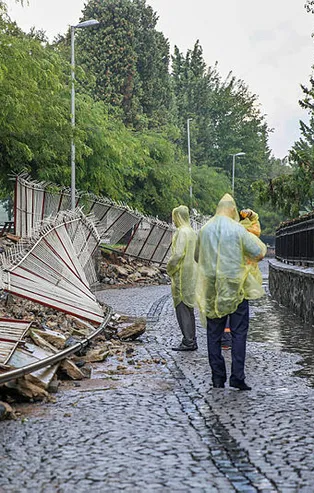 İstanbul'da yağmur ve dolu hayatı felç etti