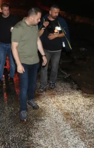 Çanakkale’nin Ezine ilçesinde sağanak nedeniyle köy yolu göçtü