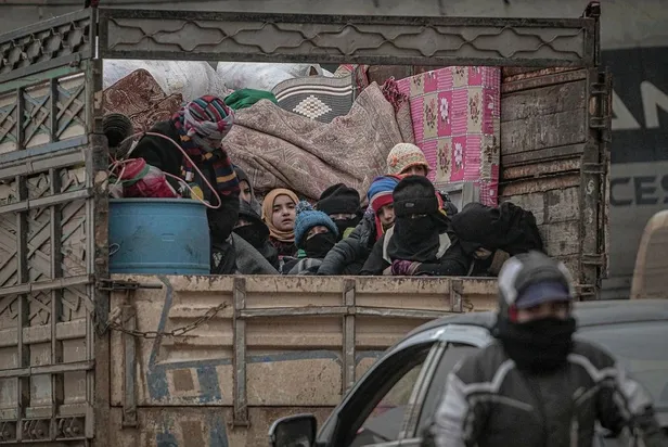 esed-rejimi-ve-rusya-saldiriya-devam-ediyor-148-bin-sivil-daha-turkiye-sinirinda-1582019013218.jpeg Esed rejimi ve Rusya saldırıya devam ediyor! 148 bin sivil daha Türkiye sınırında-1