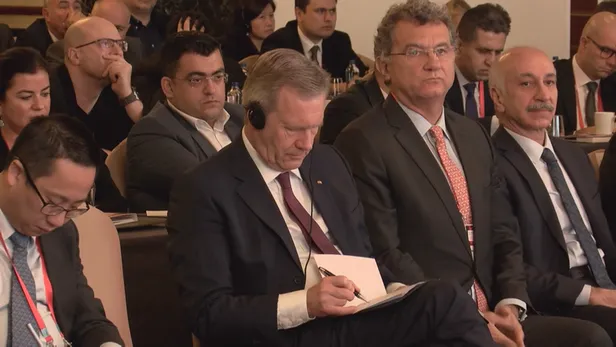 TÜSİAD'ın konferansında çeviri krizi! Almanya eski Cumhurbaşkanı Christian Wulff kürsüden indi-6