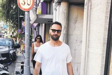 Fırat Çelik Bebek'te elinde poşetler ile birlikte yürürken kameralara takıldı!
