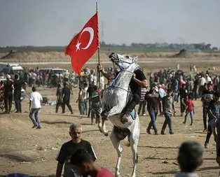 İsrail sınırına akın eden Filistinliler Türk bayrağı taşıdı