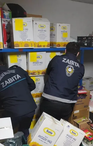 Ayçiçek yağı stokçuluğu yapan marketlere gece baskını! Ayçiçek yağı fiyatı artacak iddiasının ardından depolara kaldırmışlar!