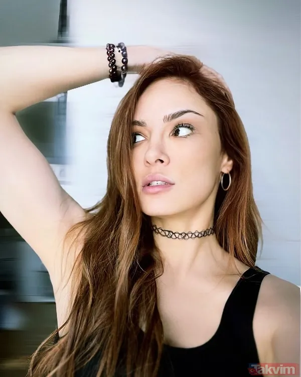 6 yıl sonra tekrar paylaştı! Mine Tugay minilerin birini çıkarıp diğerini giydi! “Soğuk havaya inat” Hem göğüs hem bacak dekoltesi verdi - 8