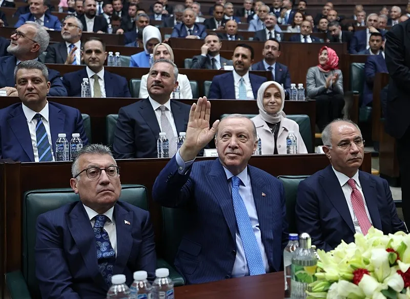 baskan-erdogandan-chpye-siz-bu-kafayla-sandikta-cok-tokat-yersiniz-kurultay-savasina-gonderme-biz-taraf-degili-1781099209784.jpeg Başkan Erdoğan'dan CHP'ye: Siz bu kafayla sandıkta çok tokat yersiniz | Kurultay savaşına gönderme: Biz taraf değiliz-5