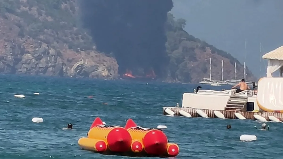 1786616090450.jpeg Fethiye açıklarında gezi teknesinde yangın: 115 kişi can yelekleriyle denize atladı-4