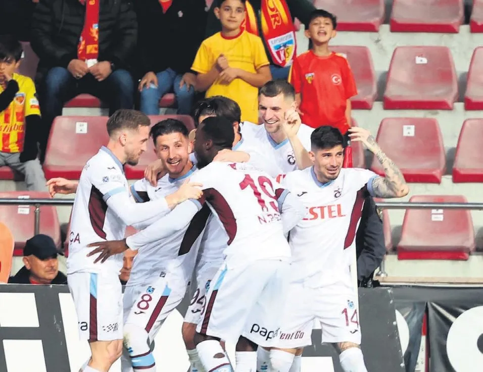 Şimdi gözünü kupaya dikti