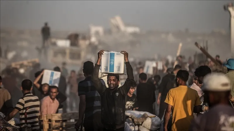 Yardım kuruluşlarından erzak alan Gazzeli bir çocuk (Takvim.com.tr)