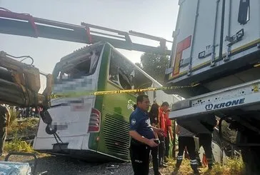 Mersin’de yolcu otobüsü ile kamyon çarpıştı!