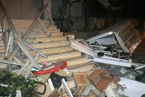 Avcılar'da feci kaza! Kontrolünü kaybeden araç restoran bahçesine daldı!-1