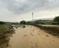 Kastamonu’da etkisini artıran yağış yolları yıktı