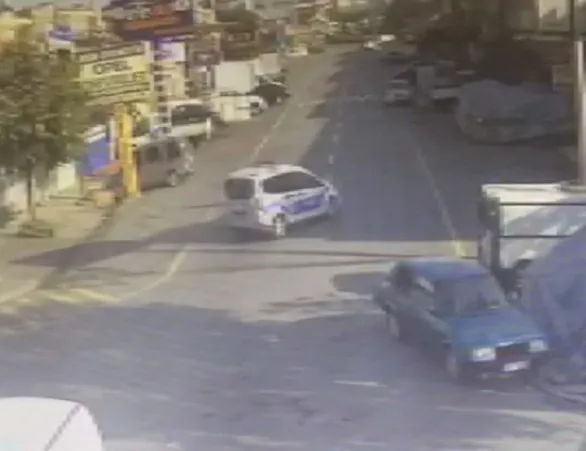 Çıraklar polis aracını kaçırdı