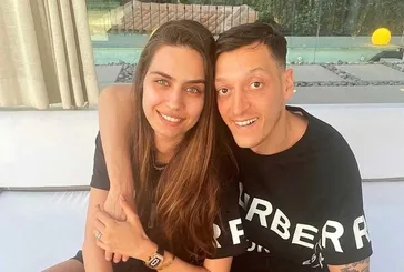 Eski futbolcu Mesut Özil lüks saat koleksiyonuna yenisini daha ekledi! Değeri dudak uçuklattı...