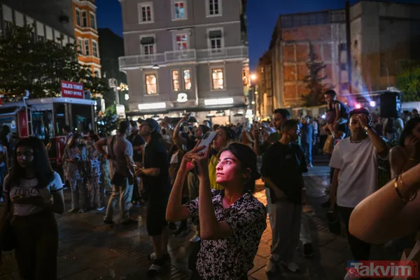 15 Temmuz'un aziz şehitleri unutulmuyor! Fotoğrafları Galata Kulesi'ne yansıtıldı - 9