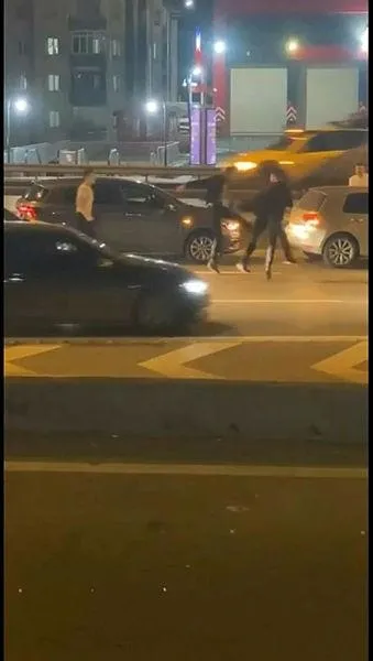 İstanbul Maltepe'de yol verme tartışması büyüyünce tekmeler ve yumruklar konuştu-5