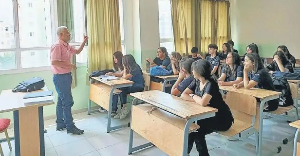 Kekeme olan olan Zeki Kara hayallerinden asla vzgeçmedi! ’Okuyamaz’ diyenlere inat 18 yıldır öğretmenlik yapıyor