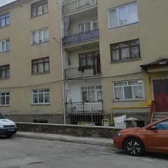 Patronunun tacizlerine dayanamadı: Terastan atladı