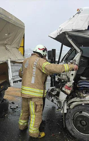 İstanbul'da kar yağışı kazaları da beraberinde getirdi! TEM'de 2 ayrı kaza: 1'i ağır 4 yaralı