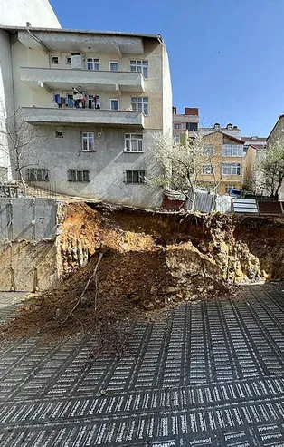 Arnavutköy'de inşaatta toprak kayması! Yandaki bina boşaltıldı