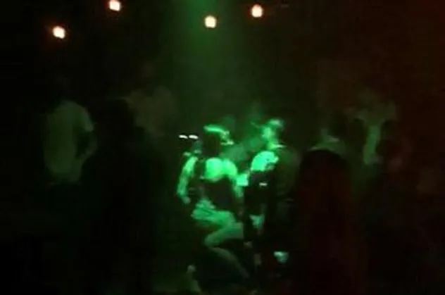 Beyoğlu’nda pes dedirten görüntü! Tedbirleri hiçe sayan kaçak gece kulübüne korona baskını