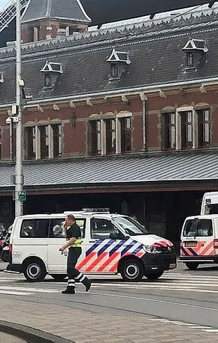 Amsterdam tren istasyonunda silah sesleri