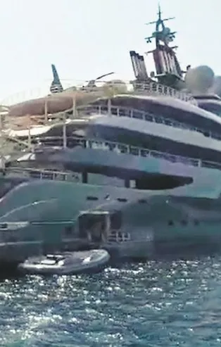 Jeff Bezos'un tatil yaptığı ‘Flying Fox’ adlı yat, Fethiye'ye demir attı! Tatilciler fotoğraf çekmek için birbiriyle yarıştı