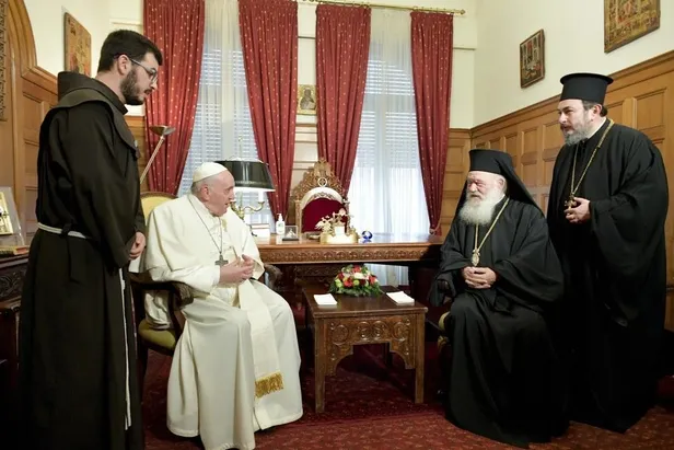 yunanistanda-papa-francise-sok-ortodoks-rahip-bombaladi-papa-sen-bir-kafirsin-1638648047612.jpeg Yunanistan'da Papa Francis’e şok! Ortodoks rahip bombaladı: Papa Sen bir kafirsin-2