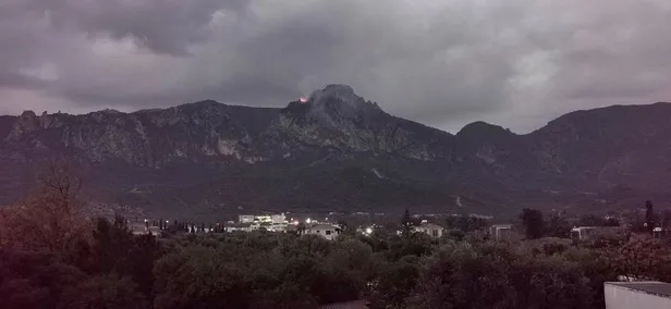 kktc-girnede-tarihi-st-hilarion-kalesinde-yangin-1614792664348.jpeg KKTC Girne'de tarihi St. Hilarion Kalesi'nde yangın!-3