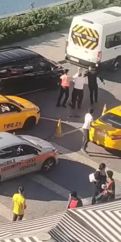 istanbulda-aglayan-cocuguna-aldirmayan-yolcu-taksiciye-silah-cekti-1664958393048.jpg İstanbul'da ağlayan çocuğuna aldırmayan yolcu taksiciye silah çekti-6