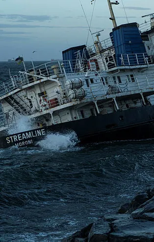 Zeytinburnu'nda karaya oturan gemi suya gömüldü