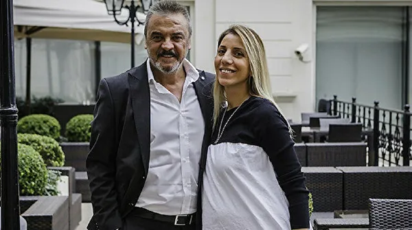 safak-ozbir-akusta-kimdir-kac-yasindadir-mesut-akusta-esi-safak-ozbir-kimdir-1629467764600.jpg Şafak Özbir Akusta kimdir, kaç yaşındadır? Mesut Akusta eşi Şafak Özbir kimdir?-3