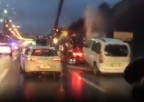 istanbul-beykozda-kazaya-karisan-arac-cekicinin-ustunde-yandi-1639497910443.jpg İstanbul Beykoz'da kazaya karışan araç çekicinin üstünde yandı-1