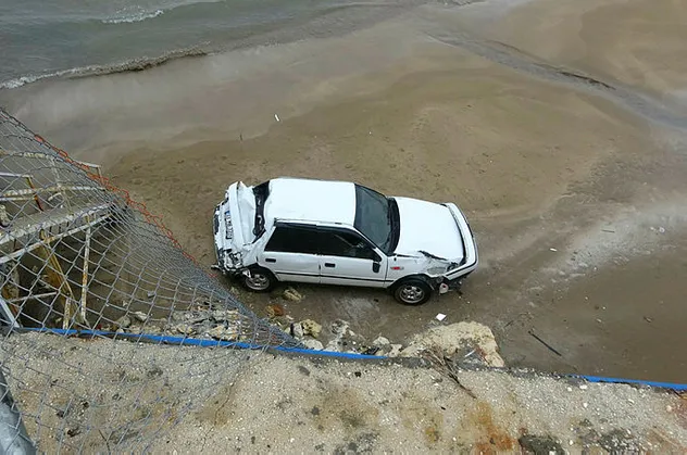 Mersin'de kayganlaşan yolda kontrolden çıkan araç 8 metrelik köprüden plaja uçtu