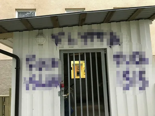 İsveç'te Müslümanlara ait anaokuluna taşlı saldırı-4