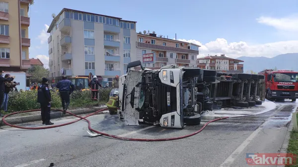 Bursa'da feci kaza: TIR'ın üzerine devrildiği otomobil yandı! Ölü ve yaralılar var... - 32
