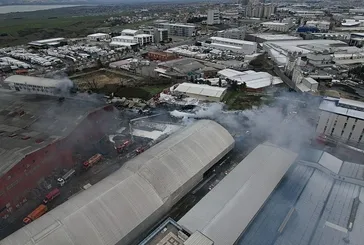 Esenyurt'ta fabrika alevlere teslim! 11 saattir yanıyor