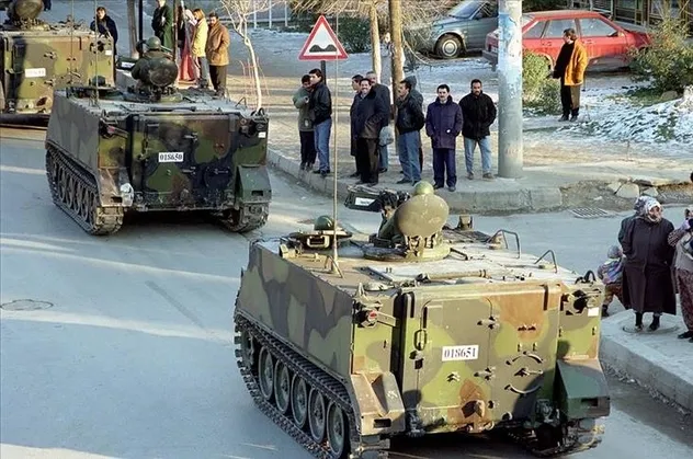 CHP yandaşı Cumhuriyet'in 28 Şubat paylaşımına tepki: Askeri darbeye hizmet diyen "solcular"