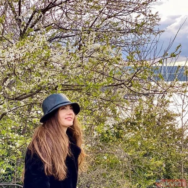 Badem Şekeri’nin Ayşe’si Burcu Özberk’in bu fotoğrafını hiç görmediniz! Hande Erçel ile o halleri sosyal medyaya damga vurdu - 4