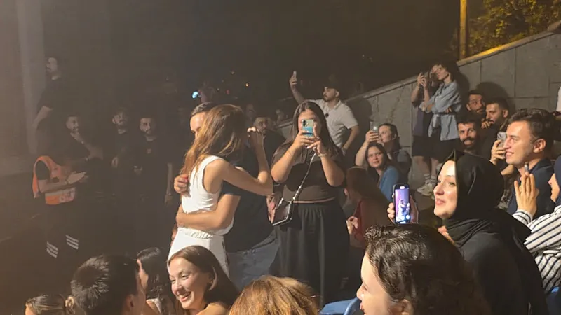 gokhan-turkmen-zonguldak-konserinde-9-evlilik-teklifi-1787823715661.jpeg Gökhan Türkmen konserinde daha önce yaşanmamış olay: Üst üste 9 evlilik teklifi!-4