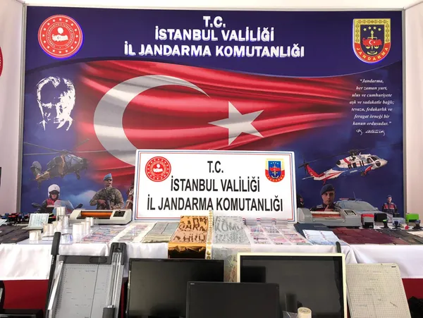 teror-orgutu-mensuplarina-sahte-pasaport-duzenleyenler-yakalandi-portakal-sikacagini-muhur-basma-aleti-olarak-kullanmislar-1618305059157.jpg