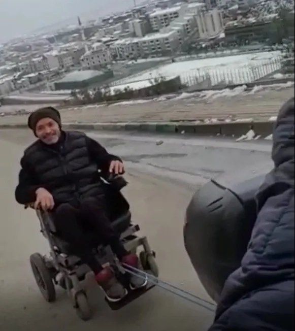 insanlik-olmemis-bursada-bir-motokurye-dondurucu-sogukta-engelli-vatandasin-akusu-biten-aracini-cekti-1643265213809.jpg İnsanlık ölmemiş! Bursa'da bir motokurye dondurucu soğukta engelli vatandaşın aküsü biten aracını çekti-5