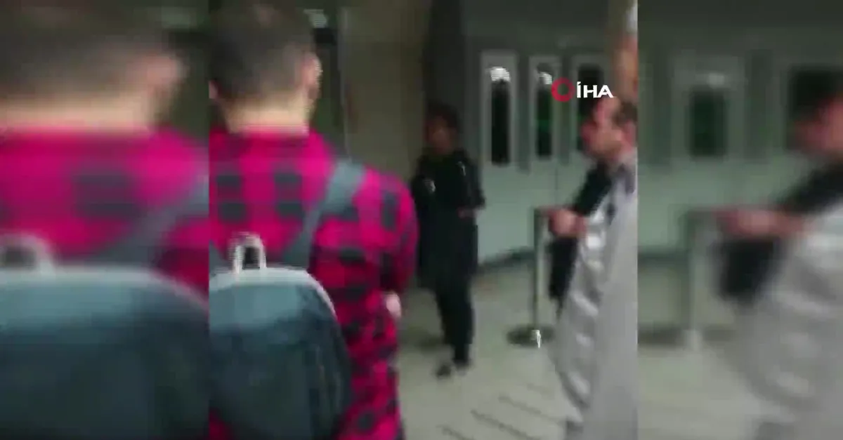 Karaköy’de başörtülü kızlara saldıran provokatör kadının yeni görüntüleri ortaya çıktı! Daha önce de aynısını yapmış