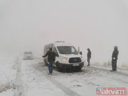 Tunceli’ye mevsimin ilk karı yağdı! Yollar kapandı, araçlar yolda kaldı