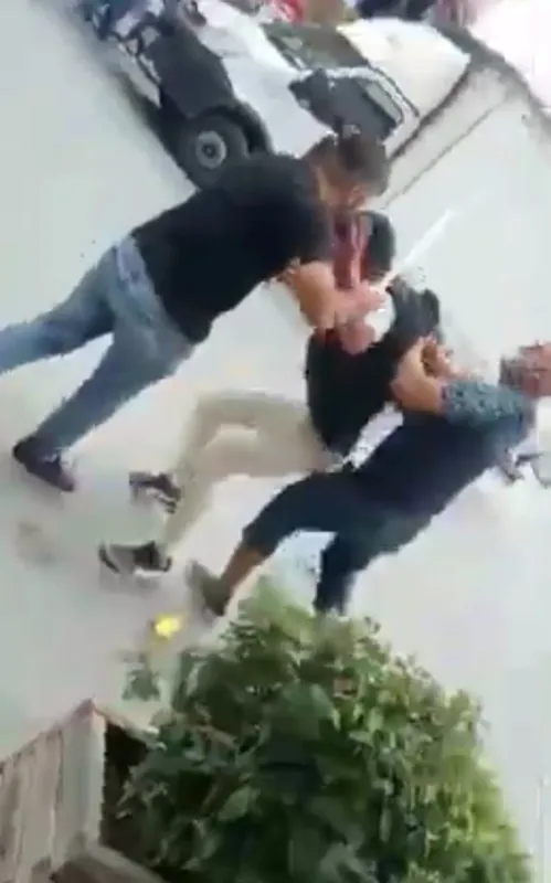 mesajla-taciz-ettigi-kadinin-esi-ve-akrabalari-tarafindan-meydan-dayagi-atildi-1663056432599.jpg Mesajla taciz ettiği kadının eşi ve akrabaları tarafından meydan dayağı atıldı-2